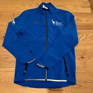 New Balance  | TCS NYC Maathon Men's Performance Jacket in Vibrant Blue